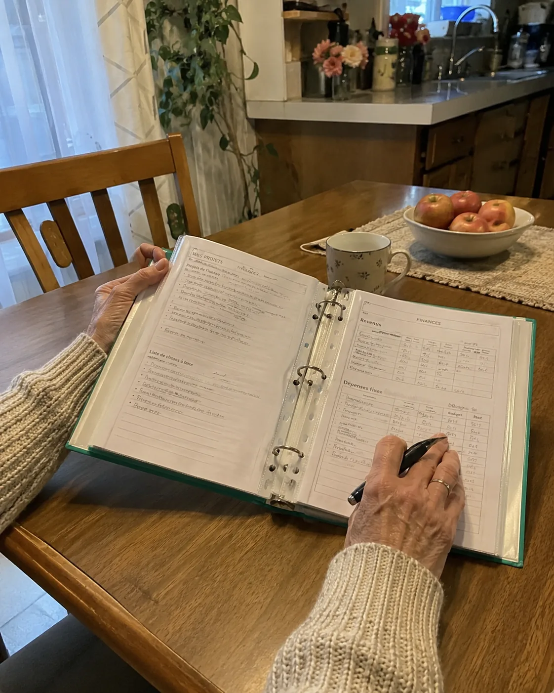 Cliente Kit Succession remplissant son dossier familial à la table de la cuisine